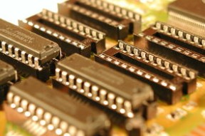 九游9游-5年蜕变，雷军讲述玄戒芯片及造车的坚持与突破